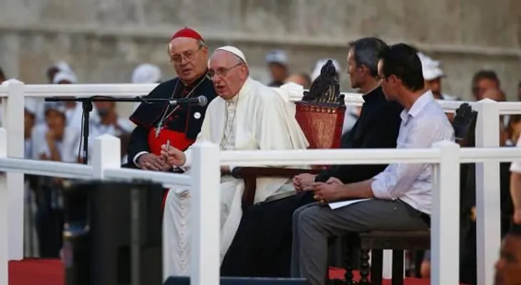 Papa pide a jóvenes buscar bien común; dice el mundo se destruye por la enemistad