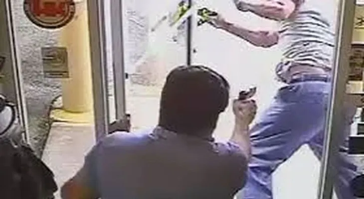 Momento cuando un político en Florida mata a un presunto ladrón en una tienda