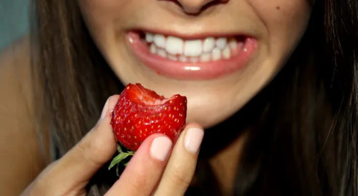 Una excelentísima receta de fresas para dejar los dientes limpios como una porcelana 