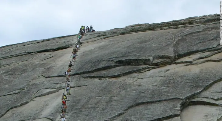 Muere un excursionista en el parque nacional Yosemite tras una caída al vacío en Half Dome