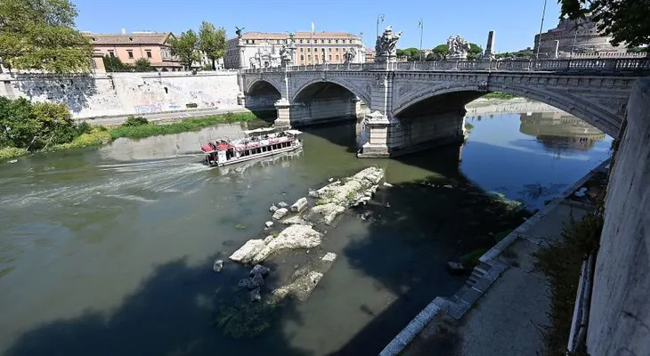 La sequía en Roma deja al descubierto los restos del antiguo Puente de Nerón en el río Tíber