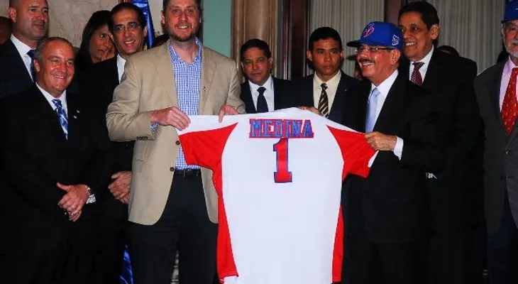 Danilo con la gorra y la camiseta oficial de la Serie del Caribe