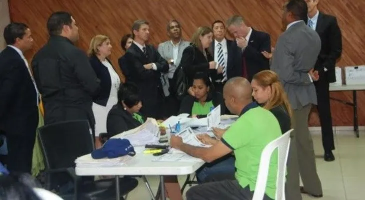 Diplomáticos visitan oficina del Plan de Regularización