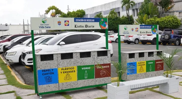 UCNE entrega estaciones de reciclaje a Listín Diario para fomentar la educación ambiental