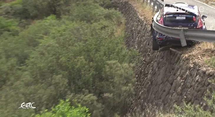 Un piloto de rally se salvó de milagro: el guardarraíl evitó que su coche cayera al vacío