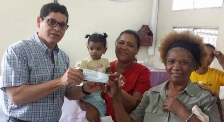 Diputado entrega aporte económico para ayudar a sanear del barrio Enriquillo