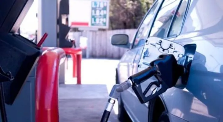 Gobierno congela precios de los combustibles 