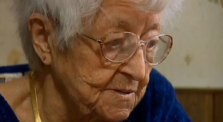 Le decía que sacara su madre anciana de la boda, y el esposo la ofreció en venta...