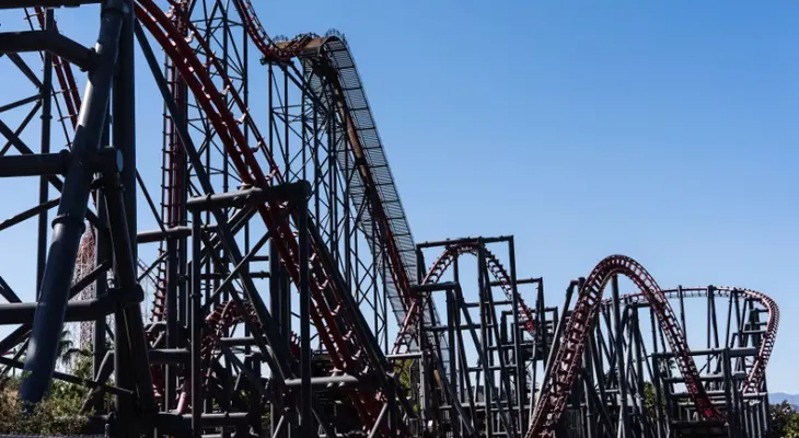 Six Flags cerrará permanentemente la montaña rusa X2 tras investigación de CNN sobre lesiones y muertes