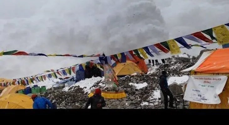 Alpinistas graban avalancha en el Everest tras terremoto en Nepal (VIDEO)