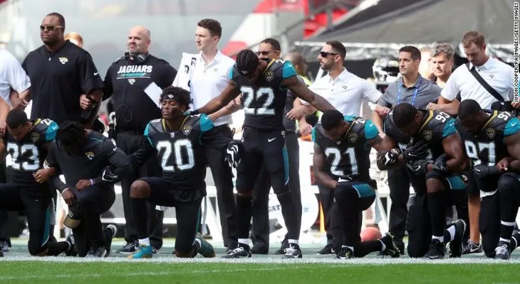 Por críticas de Donald Trump: jugadores NFL se arrodillan durante el himno de EE.UU. 