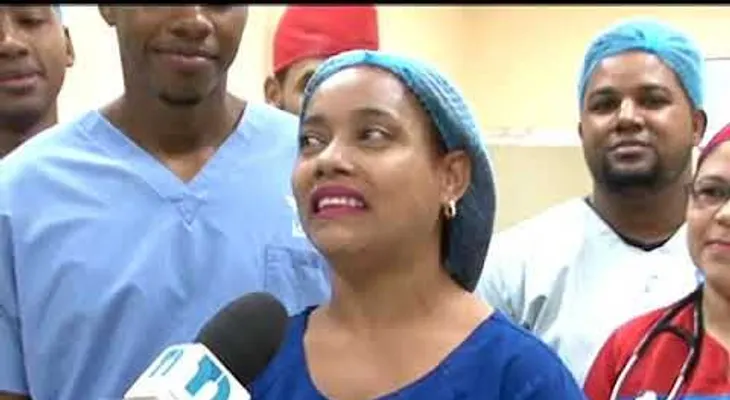 Médicos y enfermeras bailando con pacientes en sala de diálisis
