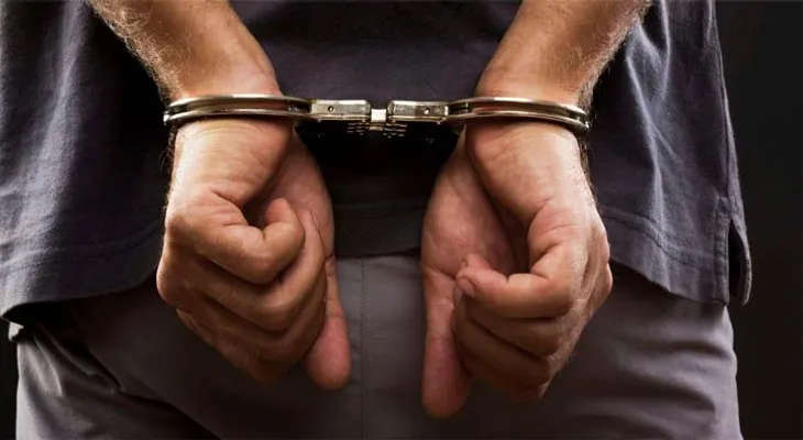 Dictan prisión contra líder de banda de estafa