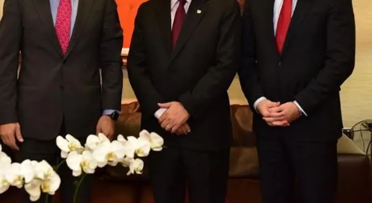 Valdez Albizu evalúa con ejecutivos del Scotiabank la situación de la economía dominicana