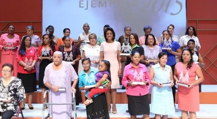 Primera Dama reconoce a madres y ciudadanas ejemplares del Cibao