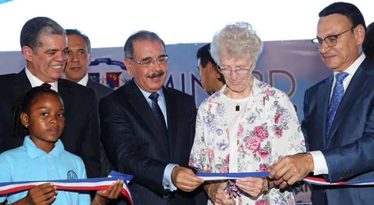 Presidente Medina felicita a los maestros en su día