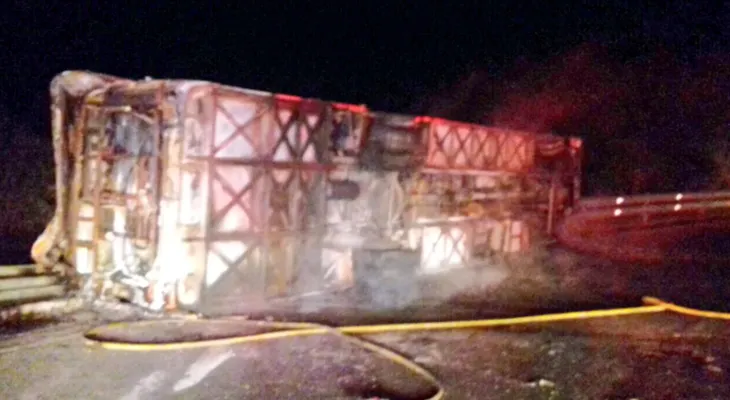 Incendio de autobús en Ecuador deja 14 personas muertas y 26 heridas