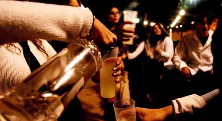 Los atracones de bebida podrían aumentar presión arterial hombres jóvenes
