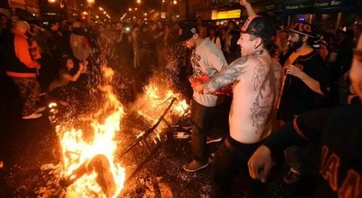 Celebración triunfo Gigantes SF dejó 4 heridos y policías atacados a botellazos 