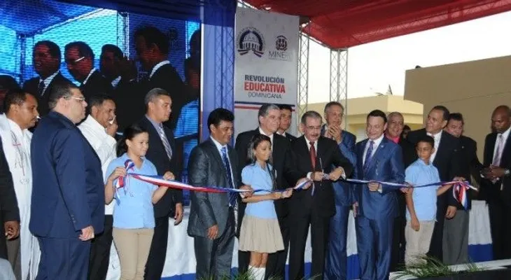 Danilo Medina entrega  dos nuevas escuelas