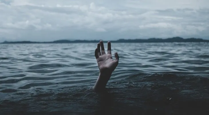 Tenía una "crisis de salud mental", madre se tiró al mar atada con su niño de cinco años, en Reino Unido 