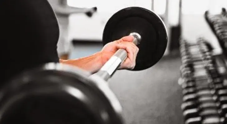 Levantar pesas en exceso puede causar insuficiencia renal