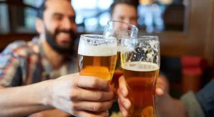 Tres latas de cerveza gratis para jóvenes que se vacunen