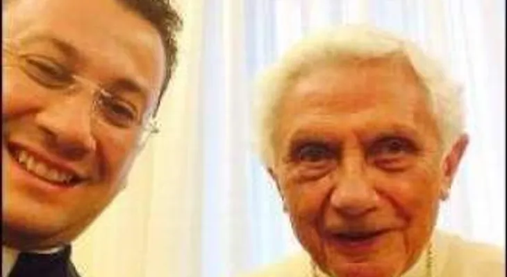 Benedicto XVI reaparece con su primer "selfie".