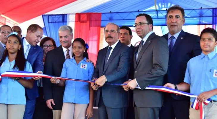 Presidente Medina junto al ministro Andrés Navarro, entrega dos modernos centros educativos en La Vega