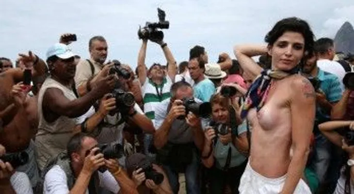 Decenas de personas exigen la legalización del "topless" en Río de Janeiro