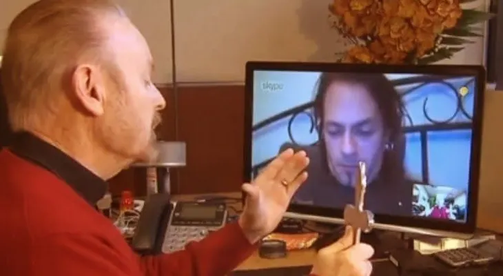 Video: Un exorcista que saca demonios via Skype