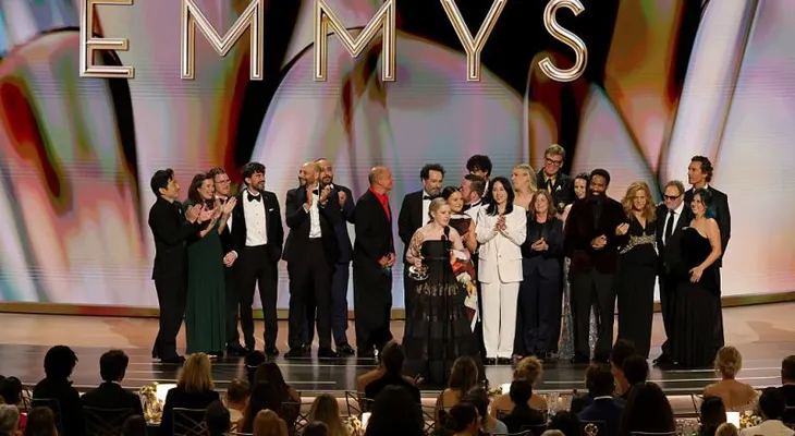 "Widow's Bay" arrasa en los Emmy 2026 con 14 premios y se lleva la mejor comedia