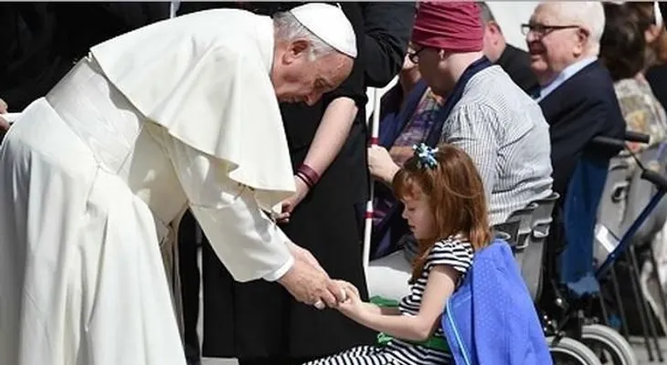 Papa Francisco cumple el sueño de una niña que está a punto de quedar ciega
