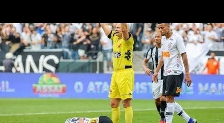 Felipe Aguiar tuvo que ser sacado en ambulancia del campo de fútbol tras golpearse en la cabeza