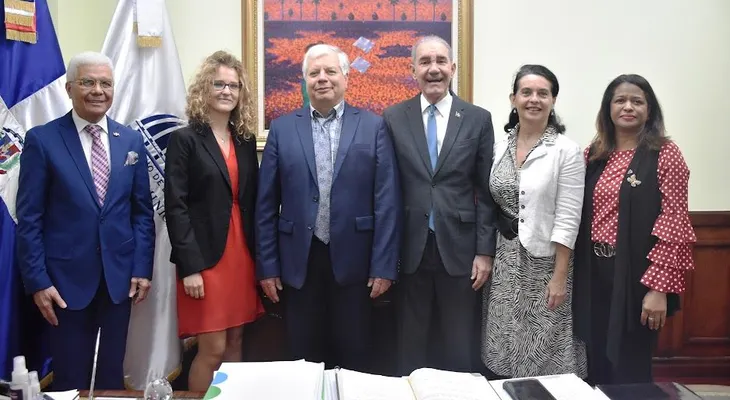 Embajada de Francia valora rendimiento académico de estudiantes dominicanos que cursarán carrera en la nación europea