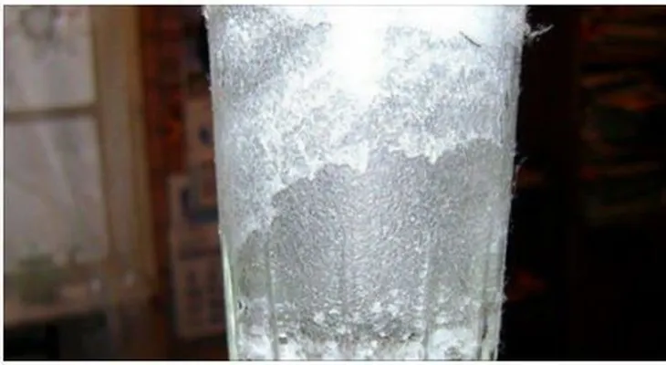 Cómo descubrir si hay energías negativas en tu hogar, con un VASO de agua