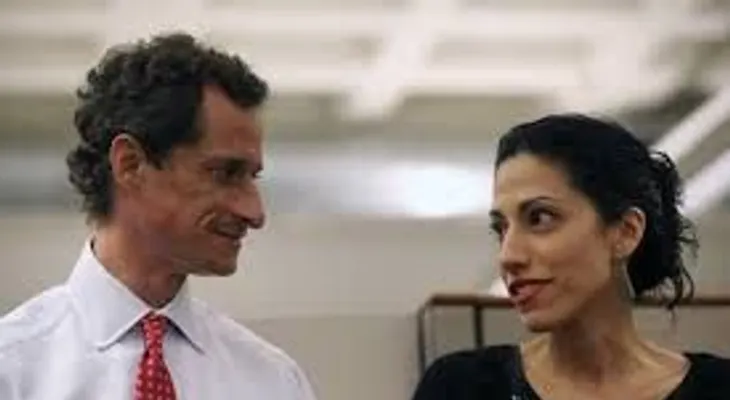 Asistente de Hillary Clinton se divorcia de excongresista involucrado en escándalo con una menor