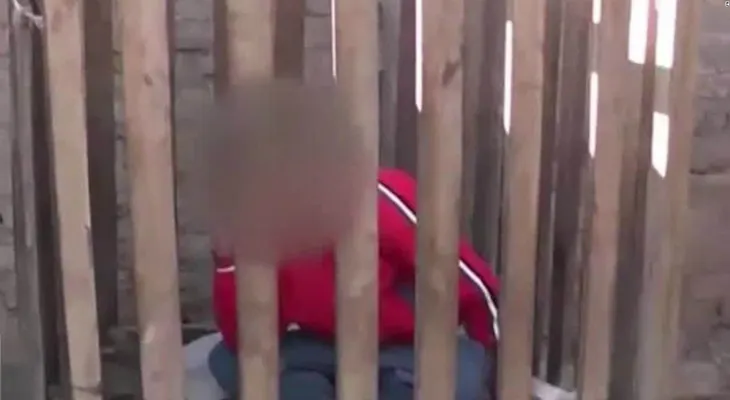 Conmoción en Argentina por un niño con problemas mentales enjaulado para que no se escape