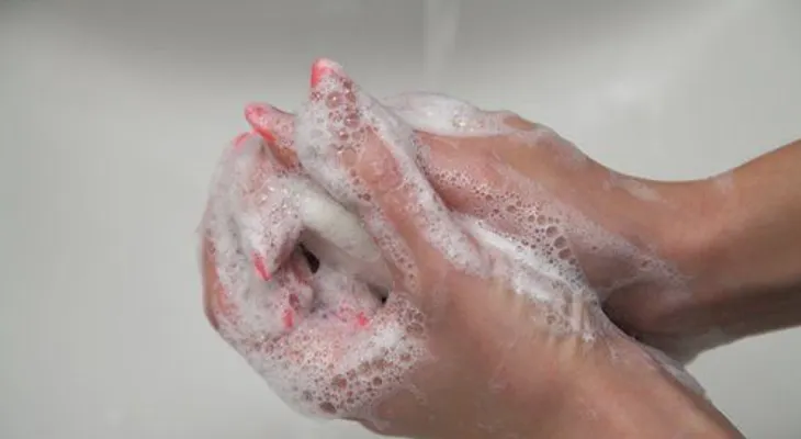 Para lograr un lavado de las manos debemos hacer suficiente espuma