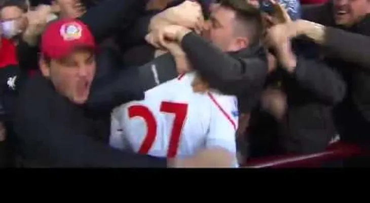 Goles son amores: un hincha de Liverpool besa en la boca a un jugador de su equipo