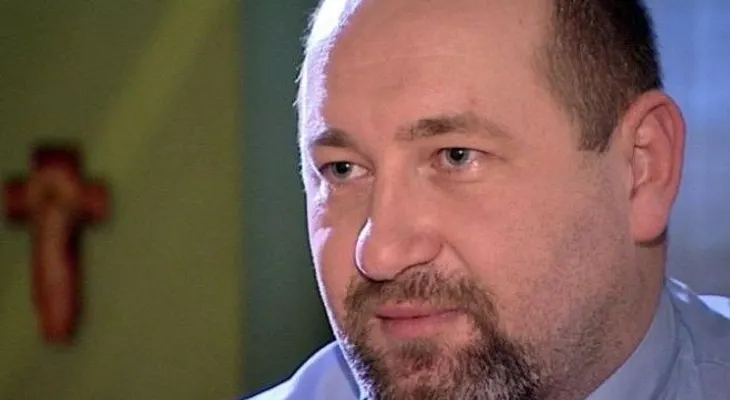 La fiscalía polaca presenta cuatro cargos contra sacerdote Alberto Gil; se declara inocente