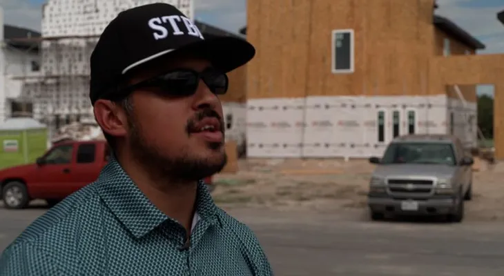 Un constructor de Texas que votó por Trump teme que las políticas migratorias afecten su negocio