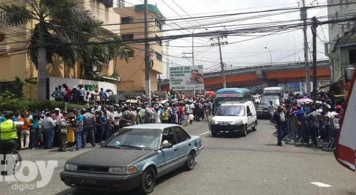 Haitianos y policías se enfrentan frente a oficinas Plan de Regularización