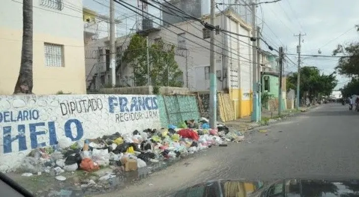 Poco flujo vehicular y mucha basura en Santo Domingo tras Nochebuena