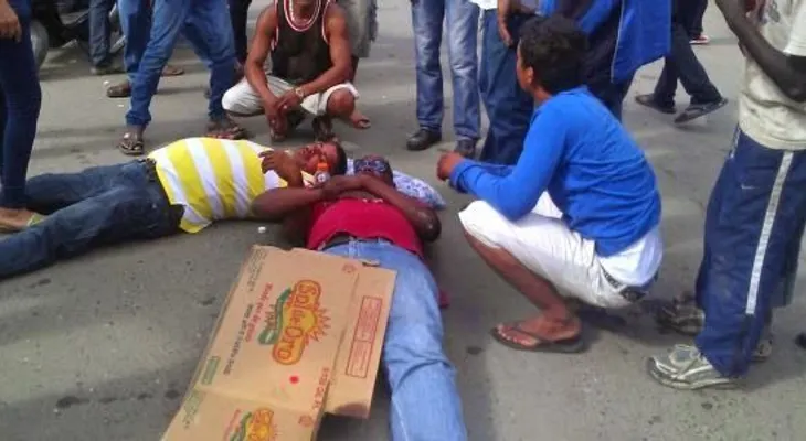 Comerciantes se acuestan frente a Aduana fronteriza