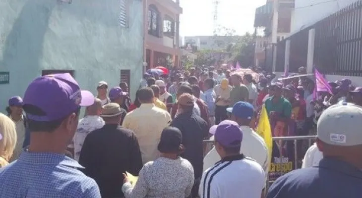 Le roban RD$10 mil a Alejandro Montás previo a recorrido que encabezó Leonel