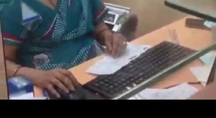 Los llamativos movimientos de esta cajera provocan burlas en las redes (VIDEO)