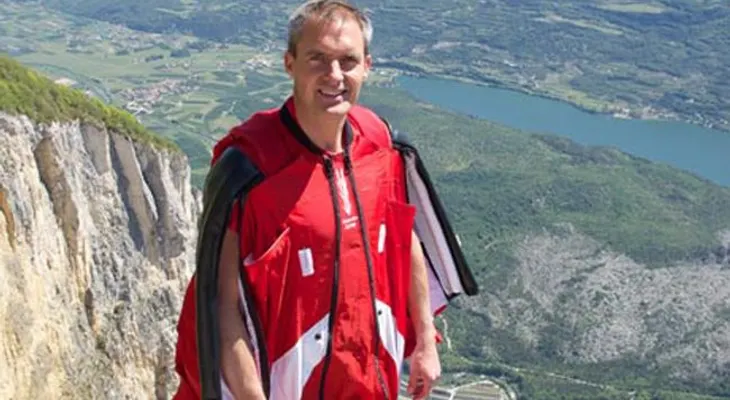 Doble británico de James Bond muere al saltar de avión 