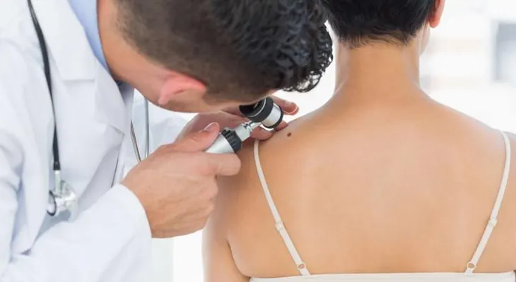 La visita al dermatólogo es esencial para el cuidado de la piel 