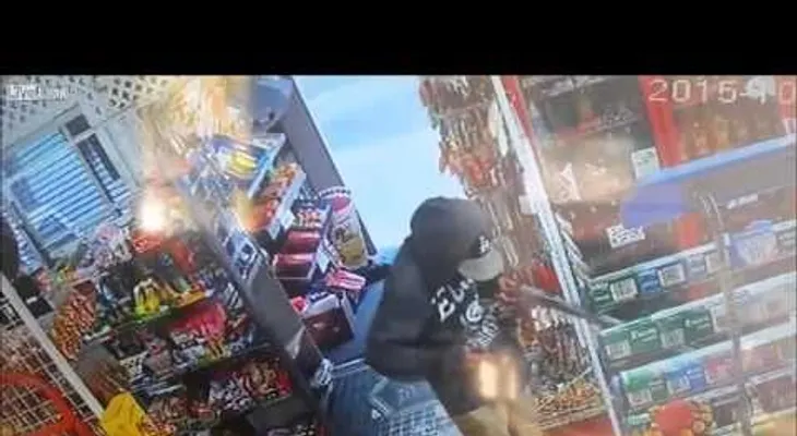 Dos niños intentan robar con un rifle de juguete y acaban huyendo a escobazos (VIDEO)